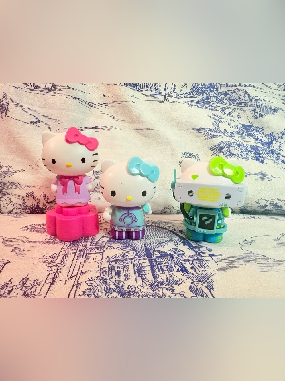 LOT 3 Hello Kitty Sanrio Figures, McDonald Paper Hole Punch,2 Blind box Figures